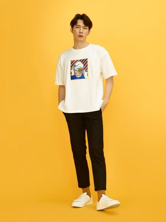 Giày thể thao hẳn sẽ mang lại nét năng động, cá tính cho người mặc nhưng tông màu trắng sẽ là điểm trung hòa, giúp tổng thể không quá đứng đắn mà vẫn giữ được vẻ trang nhã chủ đạo. Ngoài ra, giày thể thao còn phù hợp với nhiều loại trang phục và màu sắc, cho bạn thoải mái phối đồ và phối màu tùy thích.