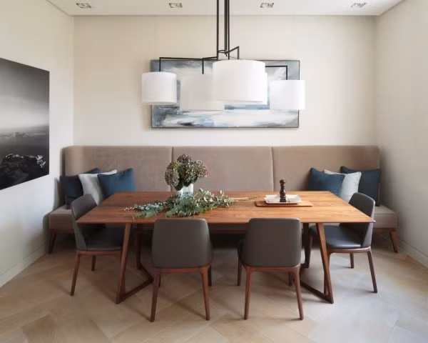 Với những gia đình có nhiều thành viên thì ý tưởng tận dụng chiều dọc của bức tường để đặt ghế, vừa tiết kiệm diện tích vừa tăng thêm không gian sử dụng vô cùng thoải mái. Thêm chiếc bàn dọc theo chiều dài của ghế, đặt thêm những chiếc ghế đơn là đủ để có được góc nhỏ vô cùng hiện đại và tinh tế.