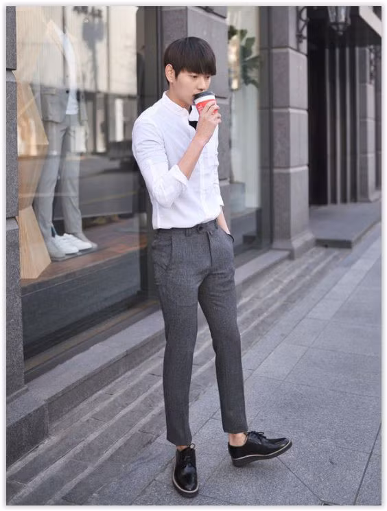 Áo sơ mi kiểu Hàn có thể kết hợp được nhiều loại quần khác nhau. Không nhất thiết phải chọn quần tây, quý ông còn có thể phối áo sơ mi với quần shorts, quần jeans, giày thể thao hoặc giày tây đều hợp.