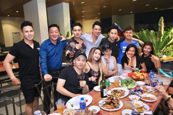 Không gian căn hộ của Quách Tuấn Du khá rộng rãi, thoải mái. Đặc biệt, mới đây, nam ca sĩ đã mời diễn viên Việt Trinh, ca sĩ Khánh Ngọc cùng bạn bè đến ăn mừng tân gia.