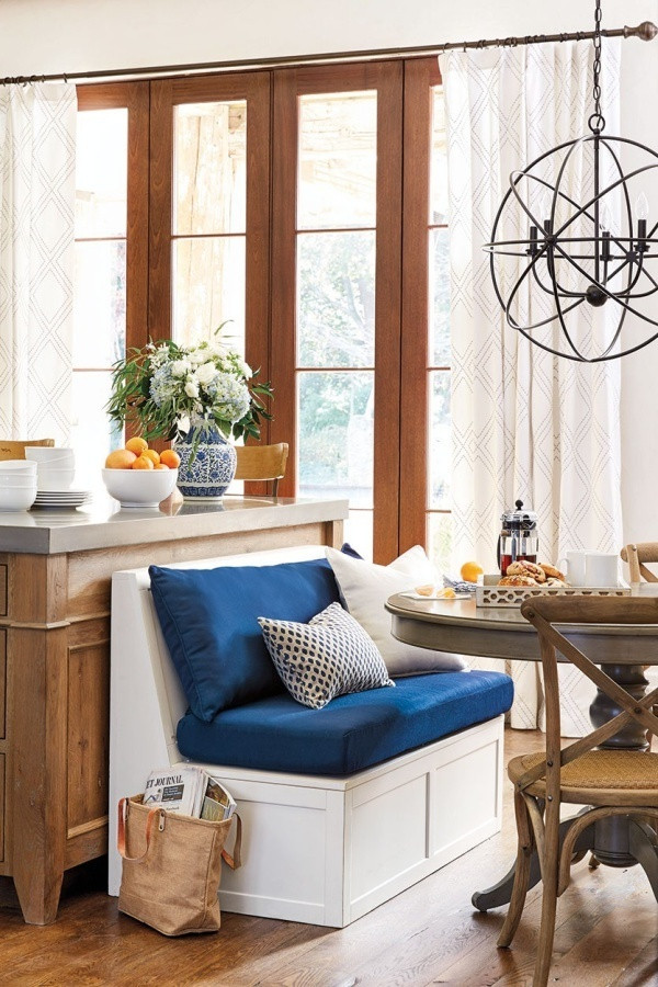 Ngay cạnh đảo bếp được đặt bàn nhỏ xinh. Sẽ không tốn nhiều diện tích của căn phòng khi bạn khéo léo lựa chọn kích thước vừa phải cho khu vực ăn uống. Bên cạnh đó, cách chọn lựa màu sắc đối lập cho ghế và gối tựa, bàn và vật dụng đặt trên bàn cũng đủ để góc thư giãn này thêm dịu dàng.