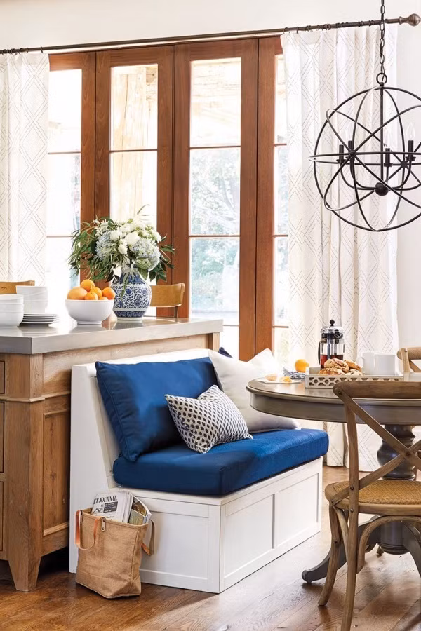 Ngay cạnh đảo bếp được đặt bàn nhỏ xinh. Sẽ không tốn nhiều diện tích của căn phòng khi bạn khéo léo lựa chọn kích thước vừa phải cho khu vực ăn uống. Bên cạnh đó, cách chọn lựa màu sắc đối lập cho ghế và gối tựa, bàn và vật dụng đặt trên bàn cũng đủ để góc thư giãn này thêm dịu dàng.