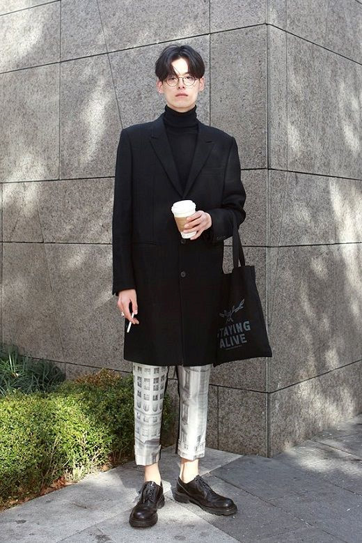 Túi tote cho nam có thể là màu trắng, đen với hình in mạnh mẽ. Các chàng trai có thể diện bất cứ trang phục dạo phố nào cùng túi tote, thêm phụ kiện như nón Fedora. Phong cách Hàn Quốc đang được yêu thích vì sự giản tiện, gọn gàng và thanh lịch, phù hợp với vóc dáng của quý ông Việt. Những món đồ trên sẽ giúp phái mạnh sở hữu phong cách lịch lãm mong muốn.