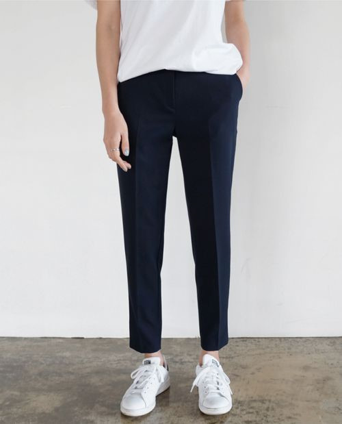 Phái mạnh thường e dè trong việc kết hợp sneakers trắng và quần tây, áo thun, nhưng với phong cách thời trang Hàn Quốc, điều này là bình thường. Bạn có thể phối hợp quần tây cropped ngắn trên mắt cá với giày sneakers, tránh kiểu quần tây ôm hoặc rộng thùng thình.