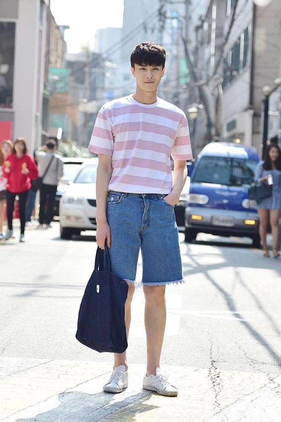 Túi tote canvas: Đừng vội cho rằng kiểu túi này chỉ dành cho phái nữ, các “nam thần” xứ Hàn vẫn đang diện ầm ầm vì túi xách da có phần trang trọng, đứng đắn so với phong cách thời trang nam Hàn Quốc nhẹ nhàng, ngọt ngào. Để giữ trọn nét nam tính trong tổng thể, các mẫu túi tote màu đen, trắng, xám trơn là lựa chọn phù hợp nhất.