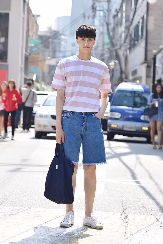 Túi tote canvas: Đừng vội cho rằng kiểu túi này chỉ dành cho phái nữ, các “nam thần” xứ Hàn vẫn đang diện ầm ầm vì túi xách da có phần trang trọng, đứng đắn so với phong cách thời trang nam Hàn Quốc nhẹ nhàng, ngọt ngào. Để giữ trọn nét nam tính trong tổng thể, các mẫu túi tote màu đen, trắng, xám trơn là lựa chọn phù hợp nhất.