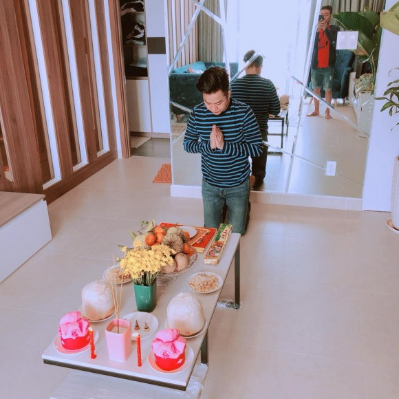 Hình ảnh nam ca sĩ cúng tại căn hộ mới.