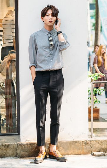 Quần tây: Phong cách quần tây Hàn Quốc không ôm sát và quá dài vốn thường đem đến cảm giác già dặn. Chiếc quần ngắn cropped trên mắt cá, pli giữa chỉn chu, dáng quần ôm vừa phải cùng lưng cao khiến các chàng trai trông cao và gọn gàng hơn.