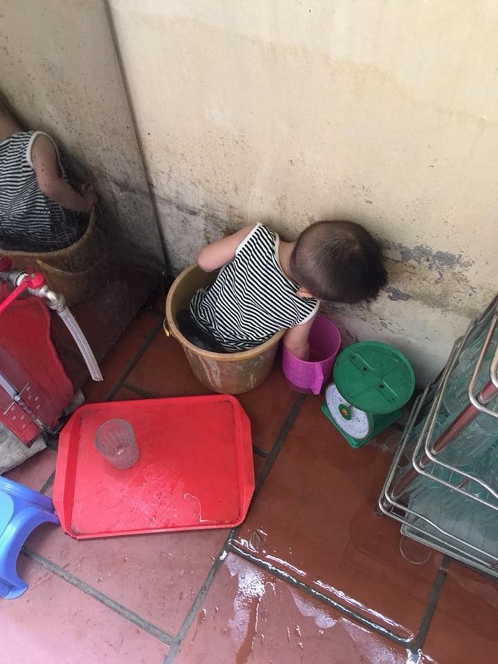 Lần nghịch nước khác của cậu bé Bình An.