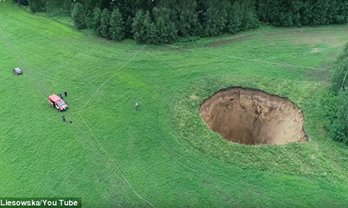 Hố tử thần xuất hiện gần một ngôi làng ở Nga.