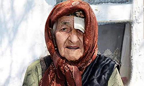 Chân dung cụ bà chỉ mong được chết sớm. Ảnh: Luiza Tsagueva/east2west news