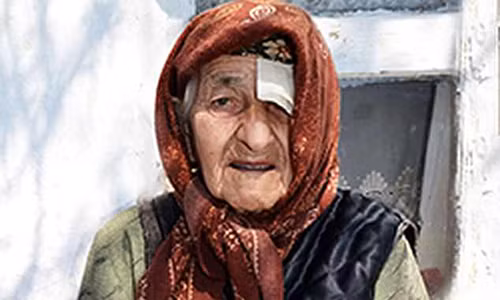 Chân dung cụ bà chỉ mong được chết sớm. Ảnh: Luiza Tsagueva/east2west news