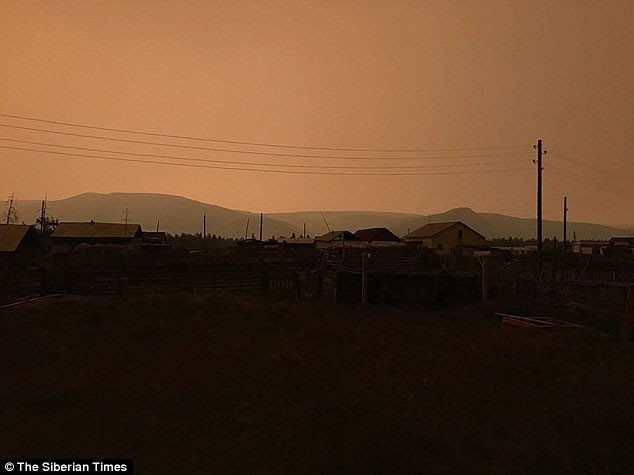 Trời tối sầm dù giữa trưa.