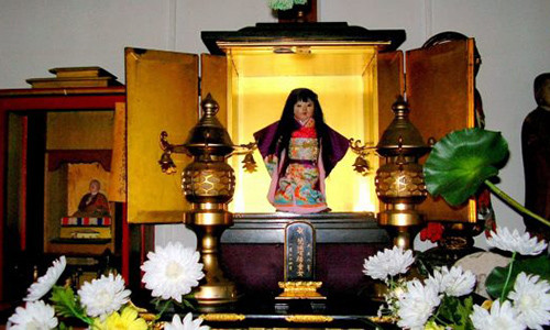 Con búp bê Okiku được đặt trong ngôi đền Mannenji ở Hokkaido.