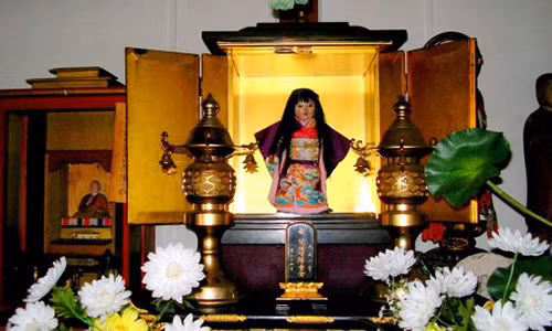 Con búp bê Okiku được đặt trong ngôi đền Mannenji ở Hokkaido.