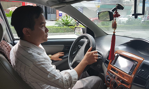 Quy ba vay ngan ngoi sau vo-lang, thay day lai xe tai mat