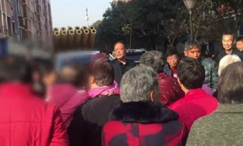 Hang tram cu ba chuyen chan xe hoa 