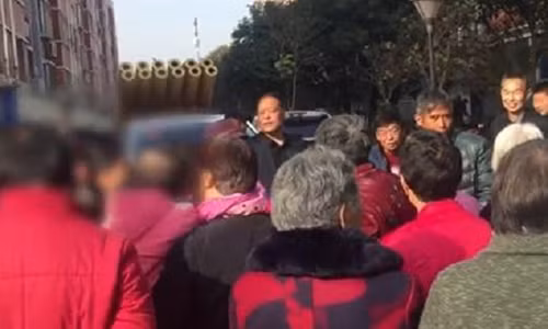 Hang tram cu ba chuyen chan xe hoa 