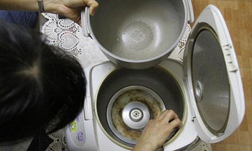 Vệ sinh nồi cơm điện không cẩn thận có thể khiến nồi giảm tuổi thọ, ảnh hưởng đến chất lượng cơm nấu. (Ảnh minh họa)