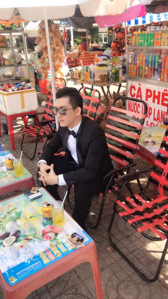 Bảo Duy trầm tư, nghĩ về thời điểm một năm đã qua.