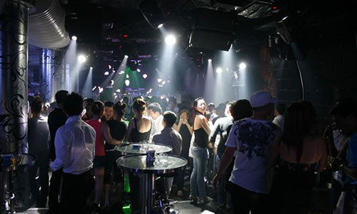 Vũ trường của Năm Cam.