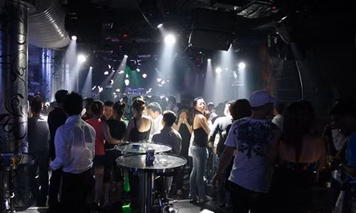 Vũ trường của Năm Cam.