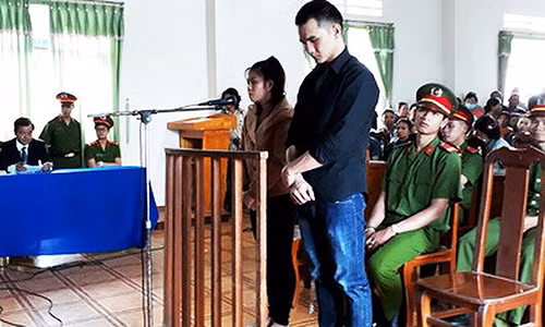 Các bị cáo Đức và Hương tại phiên xét xử sơ thẩm.