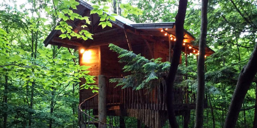 Adirondack Tree House Retreat, Middle Grove, New York Nằm ở chân đồi Adirondack, một khu vực cực kỳ yên tĩnh này là ngôi nhà cây Retreat với 2 mặt hiên rộng thoáng, hệ thống phòng tắm, bếp nướng than, và bếp nhỏ được nằm ở tầng trệt. đi dọc theo cầu thang uốn lượn để đến khu vực ngủ trên cây. Bạn cũng sẽ tìm thấy một sân hiên có mái che để ngồi, thư giãn và đọc sách.