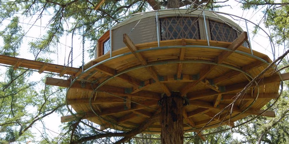 Lofthaven II tại Cypress Valley Canopy Tours, Texas Ngôi nhà cây tròn xoe này được xây dựng xung quanh một thân cây bách cổ đại, do đó, thân cây thậm chí còn mọc xuyên qua ngôi nhà. Bên trong, du khách sẽ tìm thấy giường có màn trang trí cách điệu, võng và ghế đan bằng liễu gai. Hiên nhỏ quanh ngôi nhà trên cây sẽ trở thành khu vực tiếp khách. Qua một cầu thang nhỏ nối với phòng tắm. Phòng 2 người này là nơi hoàn hảo cho các cặp đôi.