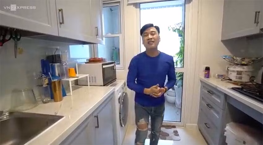 Nam ca sĩ Don Nguyễn chia sẻ, vì sống một mình nên anh không quá chú trọng tới phòng bếp.