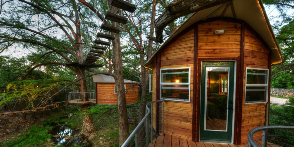 Juniper &amp; Willow tại Cypress Valley Canopy Tours, Texas Tổ hợp 3 ngôi nhà cây này tại Cypress Valley đều được xếp giường cỡ queen, và có không gian rất lãng mạn. Các phòng tắm ngay gần sát đó, và du khách còn tìm thấy một hồ nước nhỏ, bể bơi, bàn ăn ngoài trời, và sân nướng thịt.