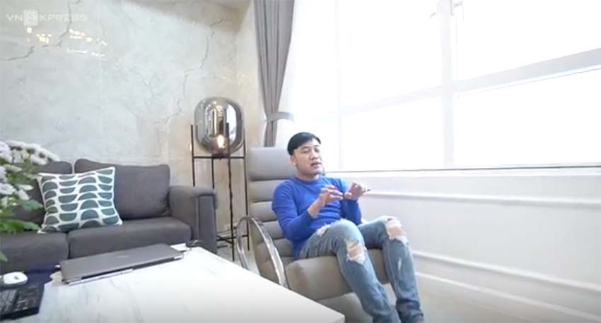 Căn hộ của Don Nguyễn được nam ca sĩ chọn phông màu chủ đạo là trắng pha với xám, bởi anh mệnh thuỷ nên hợp màu trắng. Ngoài những nội thất hiện đại thì nam ca sĩ cũng chịu khó chăm sóc cây xanh. Trong căn hộ của anh cũng rất nhiều cây xanh được anh bố trí hợp lý tạo không gian xanh, mát mẻ.
