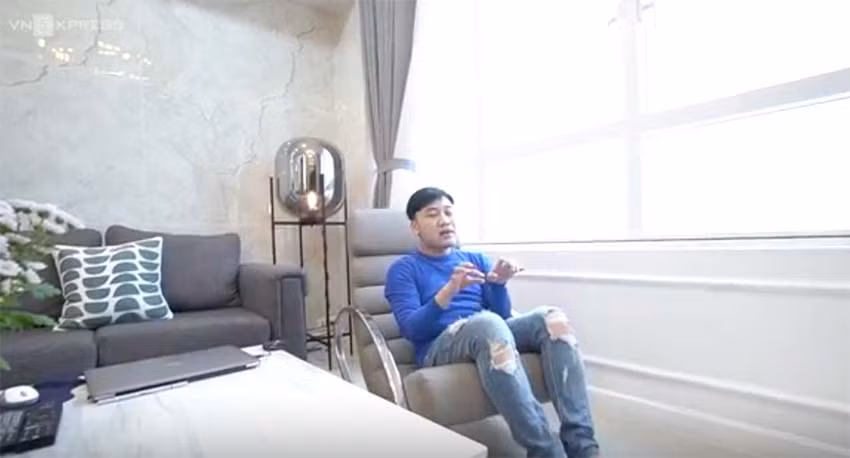 Căn hộ của Don Nguyễn được nam ca sĩ chọn phông màu chủ đạo là trắng pha với xám, bởi anh mệnh thuỷ nên hợp màu trắng. Ngoài những nội thất hiện đại thì nam ca sĩ cũng chịu khó chăm sóc cây xanh. Trong căn hộ của anh cũng rất nhiều cây xanh được anh bố trí hợp lý tạo không gian xanh, mát mẻ.