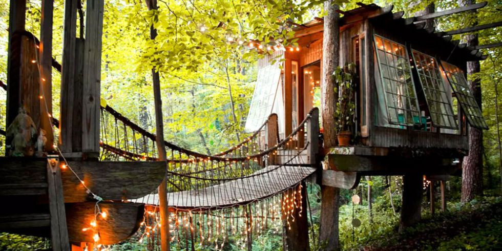 “Biệt Thự” Intown Treehouse, Atlanta, Georgia Mặc dù ngôi nhà cây này chỉ chứa được hai vị khách mỗi đêm, nhưng đó vẫn là một đêm đáng nhớ. Ngôi nhà cây nhỏ bằng gỗ đáng yêu này chỉ cách trung tâm thành phố Atlanta vài phút. Nhà cũng gồm 3 phòng riêng biệt - phòng khách, phòng ngủ và phòng tắm được kết nối bằng cầu dây. Giường nằm trên bánh xe và có thể lăn ra ngoài để nhìn ra dòng suối bên dưới. Bạn sẽ theo nghĩa đen là hoàn toàn ngủ dưới các vì sao.