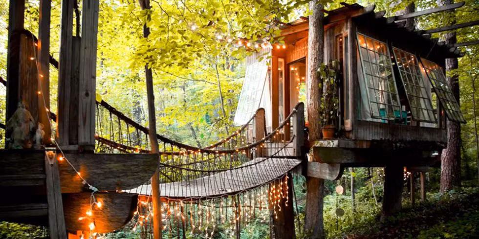 “Biệt Thự” Intown Treehouse, Atlanta, Georgia Mặc dù ngôi nhà cây này chỉ chứa được hai vị khách mỗi đêm, nhưng đó vẫn là một đêm đáng nhớ. Ngôi nhà cây nhỏ bằng gỗ đáng yêu này chỉ cách trung tâm thành phố Atlanta vài phút. Nhà cũng gồm 3 phòng riêng biệt - phòng khách, phòng ngủ và phòng tắm được kết nối bằng cầu dây. Giường nằm trên bánh xe và có thể lăn ra ngoài để nhìn ra dòng suối bên dưới. Bạn sẽ theo nghĩa đen là hoàn toàn ngủ dưới các vì sao.