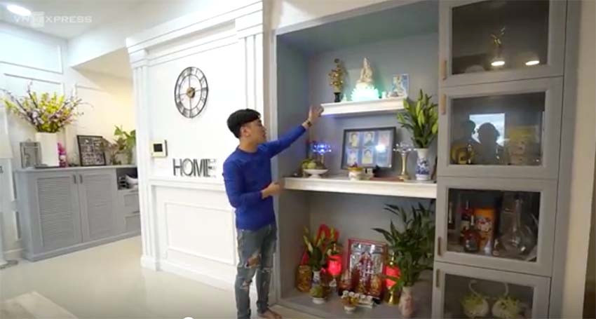 Nam ca sĩ Don Nguyễn thiết kế bàn thờ khá lạ mắt bên cạnh là tủ đồ lưu niệm.