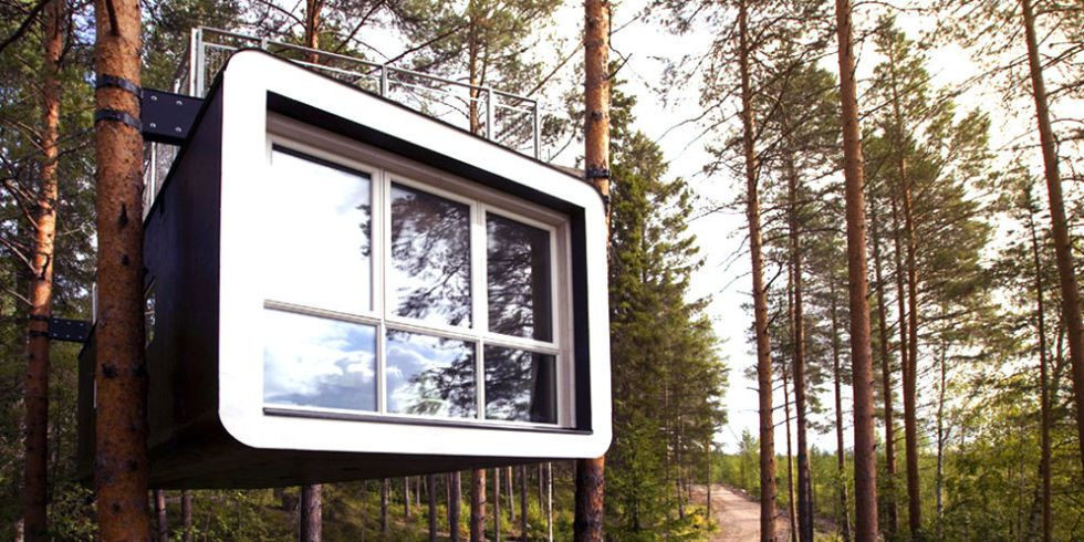 Cabin tại Treehotel, Harads, Thụy Điển Những cabin này được thiết kế lơ lửng trên những thân cây, bên trong bao gồm một giường đôi, phòng tắm, và sân thượng. Một khi bạn nhìn thấy nó, bạn sẽ muốn được ở đây nhiều hơn chỉ một đêm. Cửa sổ kính suốt từ trần đến sàn mà chiếc giường quay mặt ra Sông Lule, nơi bạn có thể chiêm ngưỡng bắc cực quang.