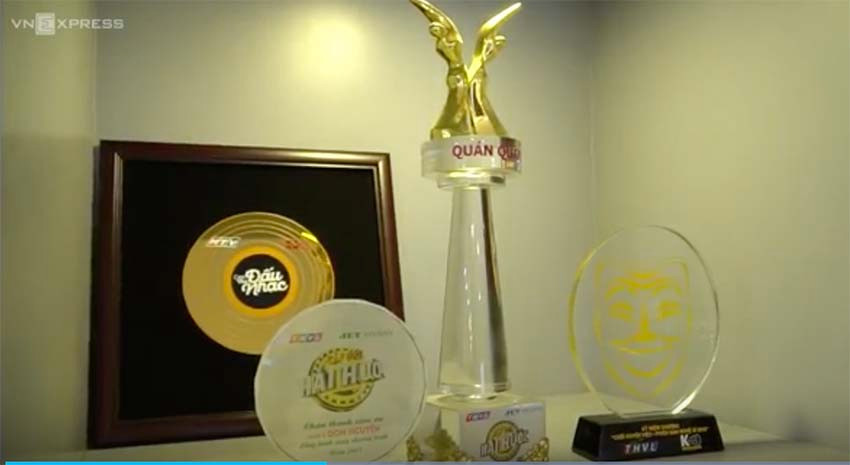 Một góc nhỏ bên cạnh bàn thờ Don Nguyễn để đựng những cúp lưu niệm.