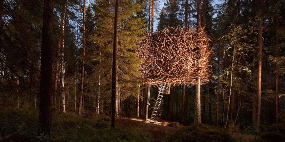 Tổ Chim tại The Tree Hotel, Harads, Thụy Điển Bạn có thể không tin vào mắt mình, nhưng ngôi nhà cây này hoàn toàn theo đúng nghĩa đen trông giống như tổ chim. Có một cầu thang để du khách truy cập vào nhà, nơi họ sẽ tìm thấy giường, phòng khách và nhà vệ sinh (vòi sen và phòng xông hơi khô nằm trong các tòa nhà riêng biệt gần đó). Tuy nhiên, nếu bạn là một người thích thoáng đãng, bạn có thể muốn ở một nơi khác: Phòng ngủ hình bán nguyệt này chỉ có hai cửa sổ rất nhỏ.