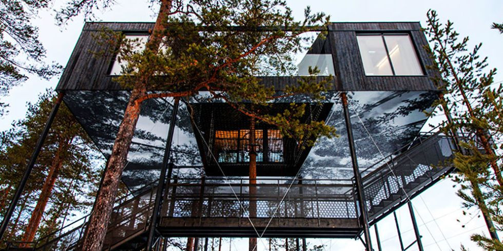Treehotel tại Harads, Thụy Điển Ngồi trong không gian dù chỉ rộng khoảng 10 m có tên gọi là "Phòng 7" với tầm nhìn rất ngoạn mục từ cửa sổ kính suốt từ trần đến sàn nhìn ra Sông Lule này là mơ ước của nhiều du khách muốn trải nghiệm cuộc sống ở nhà cây. Ngôi nhà được xây dựng dựa trên những thân cây và lớn với phần sân là một mạng lưới khổng lồ được đan kết bằng sợi thủy tinh, bạn có thể nằm xuống phần sân này và ngắm Bắc cực quang thì không gì tuyệt vời hơn.