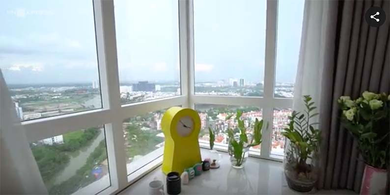 Một góc view từ phòng ngủ của nam ca sĩ nhìn ra thành phố.