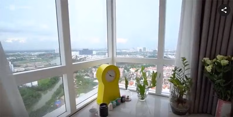 Một góc view từ phòng ngủ của nam ca sĩ nhìn ra thành phố.