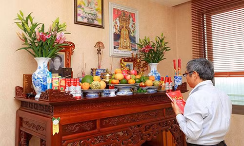 Kieng ky khi lau don ban tho de khong tan loc