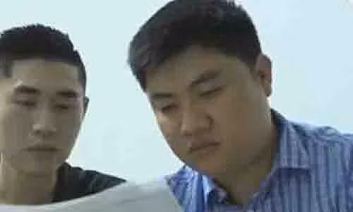 Bị can Trần Hữu Tiệp (áo kẻ).