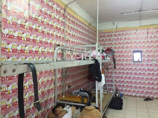 Phong KTX nam bien thanh bo suu tap Hello Kitty khien dan mang het hon