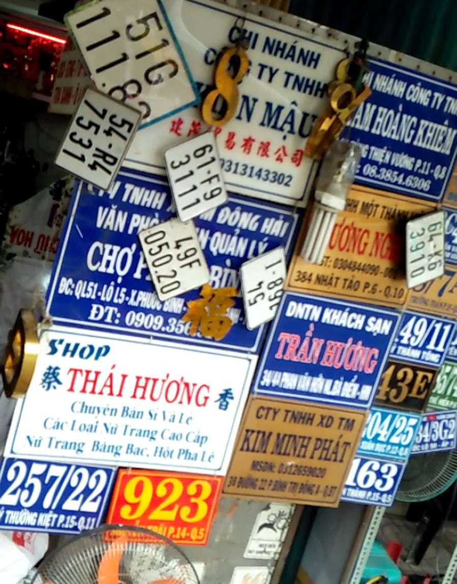 Biển xe máy, ôtô giả treo la liệt trước mặt tiền của quán. Ảnh: PV.