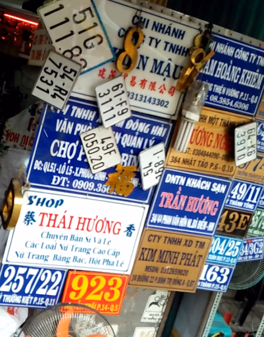 Biển xe máy, ôtô giả treo la liệt trước mặt tiền của quán. Ảnh: PV.