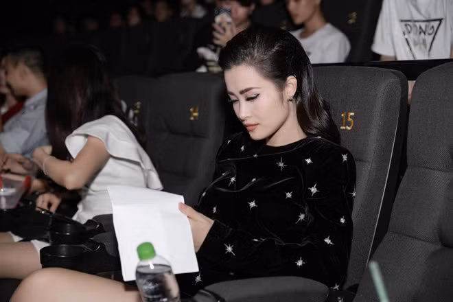 Dong Nhi nguong ngung khi bi hoi chuyen dam cuoi voi Ong Cao Thang-Hinh-2