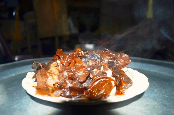 Mùa này, trung bình, mỗi ngày, 1 người dân kiếm được 3-5kg mộc nhĩ tươi. Bà con thường sơ chế bằng cách phơi khô và bán cho thương lái với giá từ 30.000 đến 50.000 đồng/kg. Ảnh: Xuân Thủy