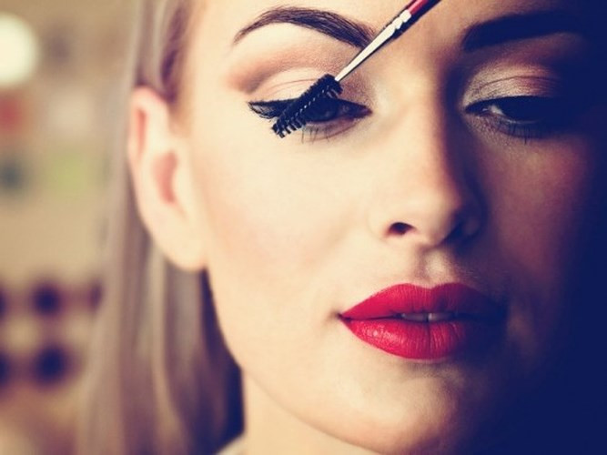 Làm đẹp thái quá. Làm mình đẹp lên trong mắt bạn trai là điều đáng khuyến khích nhưng nếu vì thế mà bạn luôn chú trọng vào việc làm đẹp với màu tóc quá sáng hoặc đôi môi luôn đỏ rực hay hàng lông mi giả lúc nào cũng nặng nề trên mắt, như vậy bạn đã làm mất đi vẻ đẹp tự nhiên của mình.